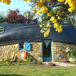 La Quille En L'air De Kastell Dinn - Unique Et Insolite -cuisine Commune Crozon